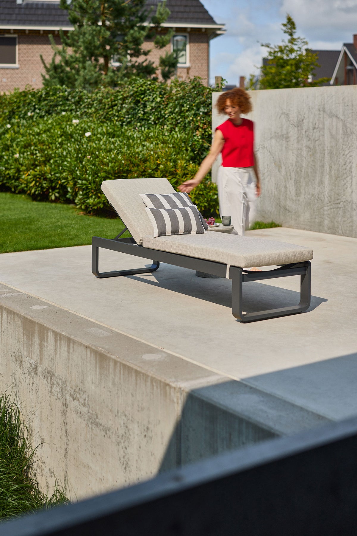 Milano Lounger Alu Charcoal w/Cushion - SOLD OUT